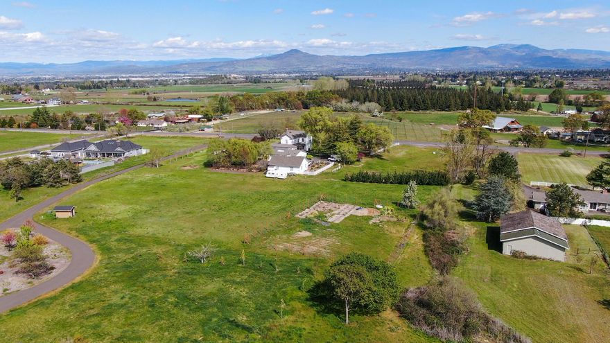 Great 2.5 acre lot on the outskirts of Jacksonville.  Flat usable building lot with nice views and across the street from Relik winery and behind the Bybee Inn. It has a fenced in garden with organic soils.
Buyer to do due diligence homesite and uses.  PLEASE DO NOT DRIVE down the neighbors driveway, park in front of the Bybee house.