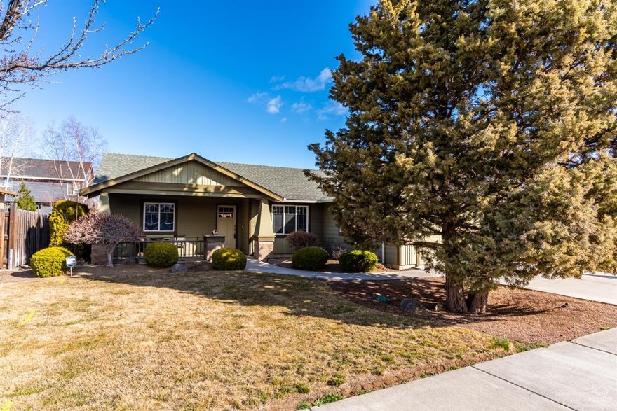 1600 sq ft, 3 beds, 2 baths, original finishes but in pristine conditions! Immaculate yard by a Master Gardener! One owner! Turn key ready! You don't want to miss this one! Easy to show! Professional photos coming soon!