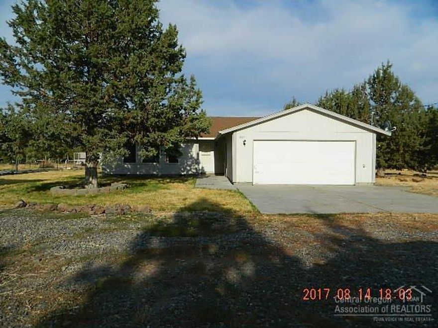 Great single level home on horse property! 1704 sf, 3 bedroom 2 bath single level home on just over 2 acres. Light and bright floor plan with vaulted ceilings and large rooms. Huge shop with office, bathroom, and lots of built in storage. 2 fenced pastures, green house, back deck & patio, fire pit. Lots of room for animals & entertaining. Only minutes from Prineville Reservoir.