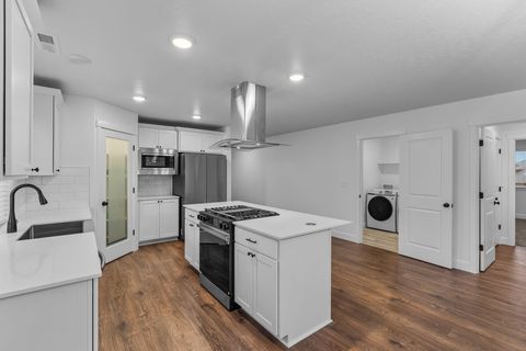 Tiny photo for 1062 NW Walnut Avenue, Redmond, OR 97756 (MLS # 220212765)