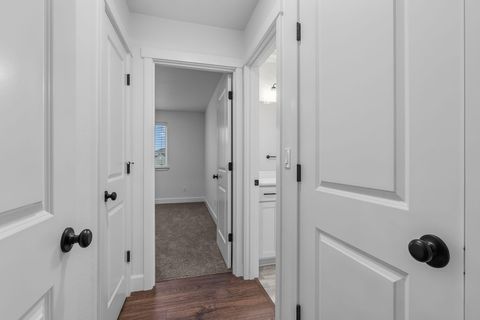 Tiny photo for 1062 NW Walnut Avenue, Redmond, OR 97756 (MLS # 220212765)