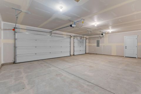 Tiny photo for 1062 NW Walnut Avenue, Redmond, OR 97756 (MLS # 220212765)