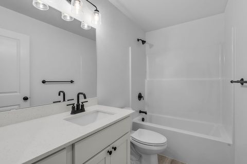 Tiny photo for 1062 NW Walnut Avenue, Redmond, OR 97756 (MLS # 220212765)