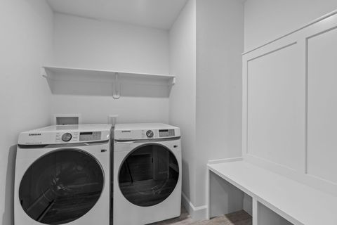 Tiny photo for 1062 NW Walnut Avenue, Redmond, OR 97756 (MLS # 220212765)