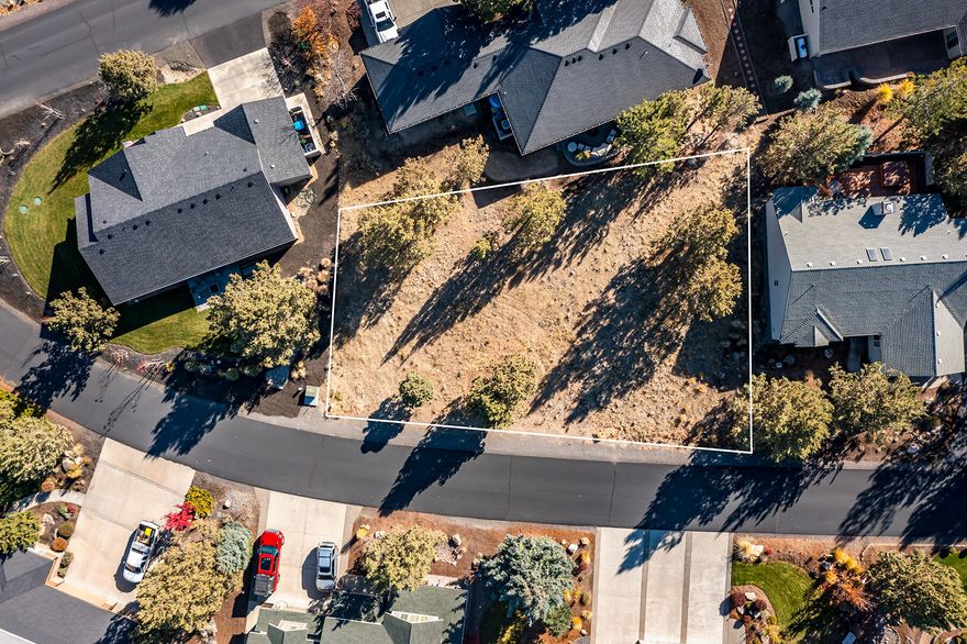 Ready to build on a great location at Eagle Crest Resort? This level homesite is ready for your full-time residence, vacation home or rental. Just a short walk from The Ridge Sports Center and the Pro Shop for The Ridge Golf Course, this neighborhood is nearly built out with just 1 home under construction activity for new construction starts in the future.
With two championship golf courses, a tough 18-hole, par-63 Challenge Course, and an 18-hole putting course, golfers of all levels love Eagle Crest. Thanks to its lower elevation, Eagle Crest Resort boasts one of the longest golf seasons in Central Oregon. With three sports centers, adults and children have a wide range of indoor and outdoor recreation options. Plus, there are over 11 miles of bike trails on the property and even more in the surrounding areas. Welcome to living the resort life!