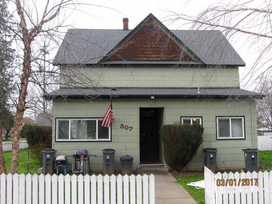 Great investment opportunity on 6 units - 3 1bd/1ba units, 2 studios and 1 detached studio. Separate gas and electric meters. Outside managed coin up laundry. Well maintained and professionally managed. Gross rents $3000 per month. Some long term tenants with no recent rent increases - may be possible to increase, buyers to do their own due diligence. New roof and all new windows.