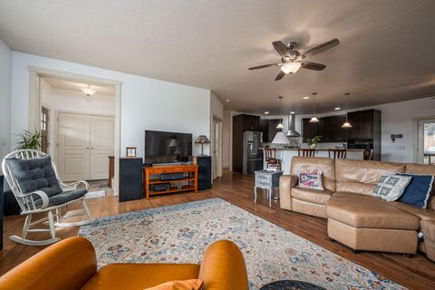 Tiny photo for 8906 SW Shad Road, Terrebonne, OR 97760 (MLS # 220215627)