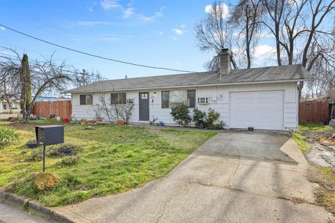 Photo of 1960 Grandview Avenue, Medford, OR 97504 (MLS # 220214401)