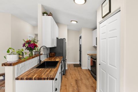 Tiny photo for 833 NW Maple Court, Redmond, OR 97756 (MLS # 220223502)