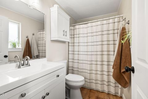 Tiny photo for 833 NW Maple Court, Redmond, OR 97756 (MLS # 220223502)