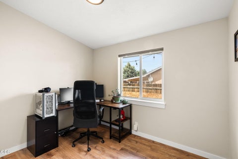 Tiny photo for 833 NW Maple Court, Redmond, OR 97756 (MLS # 220223502)
