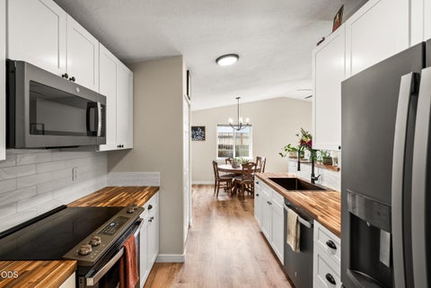 Tiny photo for 833 NW Maple Court, Redmond, OR 97756 (MLS # 220223502)