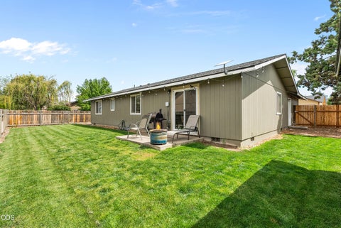 Tiny photo for 833 NW Maple Court, Redmond, OR 97756 (MLS # 220223502)