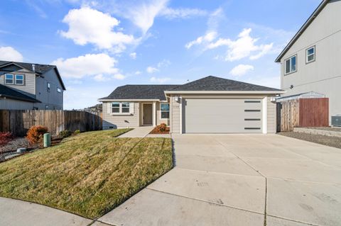 Photo of 3509 Carnelian Street, Medford, OR 97504 (MLS # 220215392)