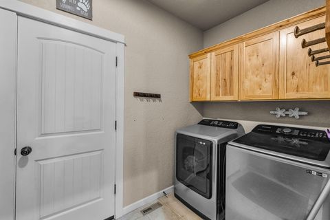Tiny photo for 53591 Brookie Way, La Pine, OR 97739 (MLS # 220214451)