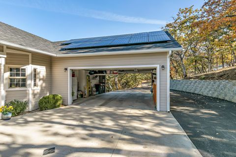 Tiny photo for 5227 Pioneer Road, Medford, OR 97501 (MLS # 220211246)