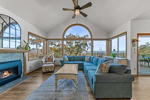 Tiny photo for 5227 Pioneer Road, Medford, OR 97501 (MLS # 220211246)