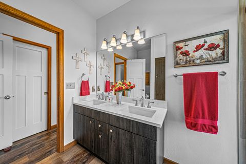 Tiny photo for 5227 Pioneer Road, Medford, OR 97501 (MLS # 220211246)