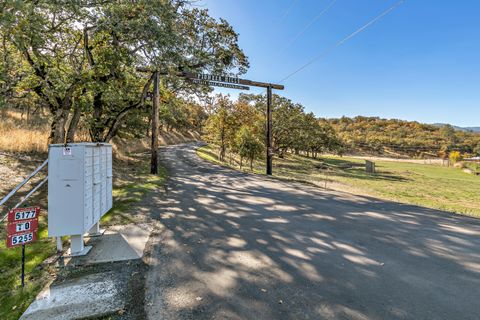 Tiny photo for 5227 Pioneer Road, Medford, OR 97501 (MLS # 220211246)