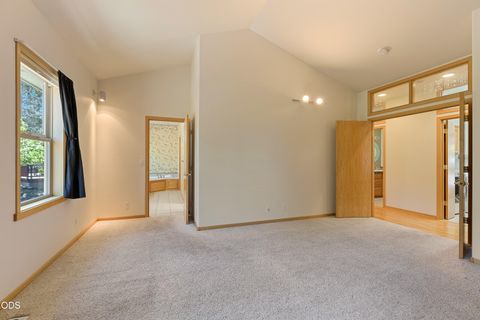Tiny photo for 474 Tanager Drive, Redmond, OR 97756 (MLS # 220224630)