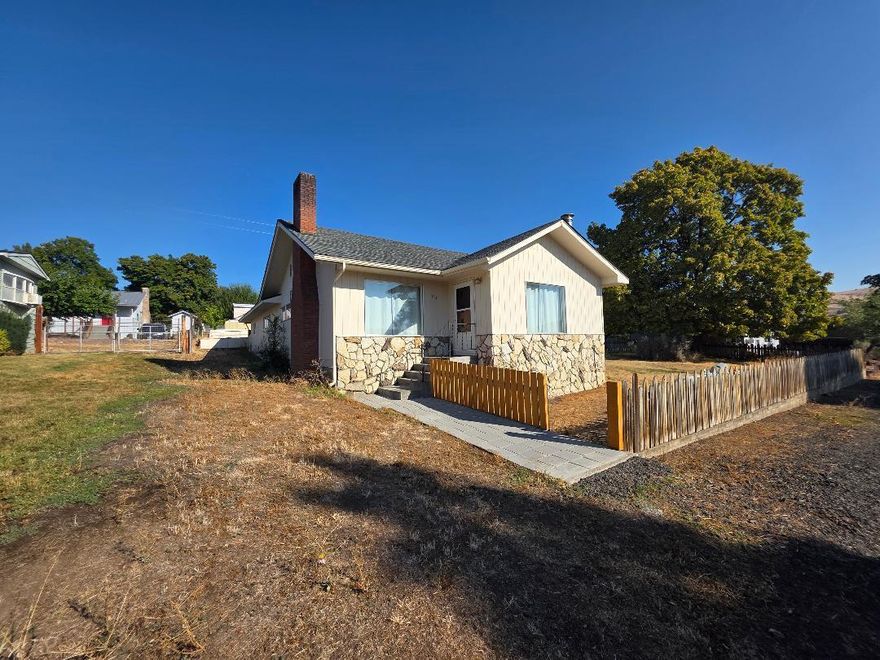 Wonderful Maupin Proper Traditional home on 100 x 100 lot. Updated Home with Great location. Complete New roof 2024 w/ OSB sheathing. New exterior & interior paint. New luxury vinyl flooring and wall to wall carpet in bedrooms. Wood burning FP. New kitchen appliances. Built in storage. Utility room & small garage workshop. Outdoor covered patio space, and large on-site parking area in back. Easy walk to downtown Maupin with all the amenities. Comfortable and easy living define this traditional stick-built home.