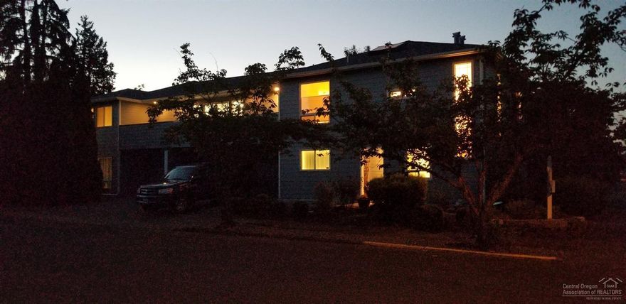 Immaculate Duplex w/ high end finishes. Recent updates: new roof, professionally refinished maple hardwood floor, polished corian counter, landscaping & paint. 1831: 3 bdrm/2.5 bath, LARGE kitchen, corian countertops, hardwood floors, sub zero refrig, wolf commercial stove, granite, marble & travertine tile on floors. 1833: 2 bdrm/1.5 bath, laminate, carpet & travertine floors, NEW GRANITE kitchen countertops just completed. You have never seen a duplex like this... Great location & Amazing Investment