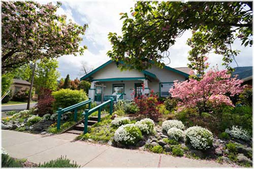 Long-established B&B located within a few short blocks of downtown restaurants and theaters. The owner's quarters are much more spacious than most other B&B's in town. Four private suites all have separate outside entrances each with its own ensuite bath; three of the units are in a completely separate building and one is connected to the main dwelling unit. Everything on this property is on one level, so there are no steep stairs for guests to have to wrestle their luggage! Guests can enjoy relaxing around the pool and lush gardens; the hot tub is for owner's use only.