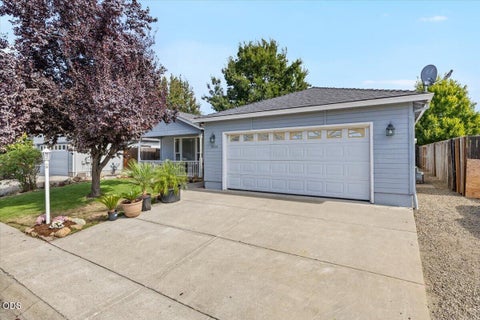 Photo of 1233 Pheasant Way, Central Point, OR 97502 (MLS # 220229167)