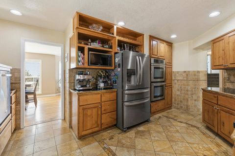 Tiny photo for 5615 Basin View Drive, Klamath Falls, OR 97603 (MLS # 220215450)
