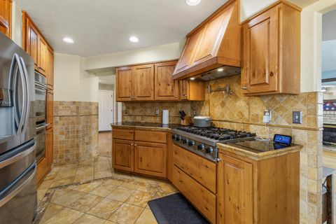 Tiny photo for 5615 Basin View Drive, Klamath Falls, OR 97603 (MLS # 220215450)