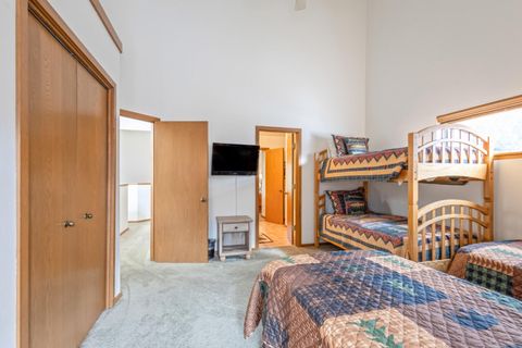 Tiny photo for 17714 Lake Aspen Court #9, Sunriver, OR 97707 (MLS # 220212150)