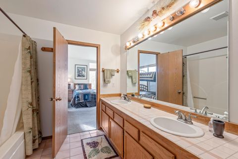 Tiny photo for 17714 Lake Aspen Court #9, Sunriver, OR 97707 (MLS # 220212150)