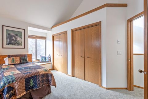 Tiny photo for 17714 Lake Aspen Court #9, Sunriver, OR 97707 (MLS # 220212150)