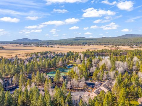 Photo of 17714 Lake Aspen Court #9, Sunriver, OR 97707 (MLS # 220212150)