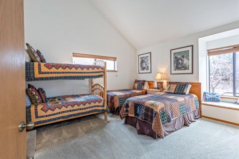 Tiny photo for 17714 Lake Aspen Court #9, Sunriver, OR 97707 (MLS # 220212150)