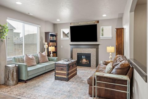 Tiny photo for 746 N Roundhouse Court, Sisters, OR 97759 (MLS # 220212390)