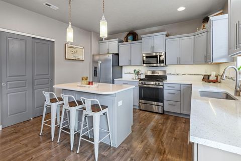 Tiny photo for 746 N Roundhouse Court, Sisters, OR 97759 (MLS # 220212390)