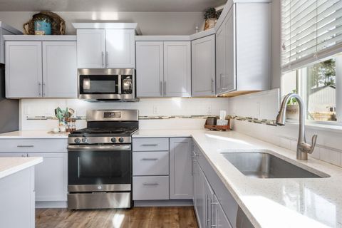 Tiny photo for 746 N Roundhouse Court, Sisters, OR 97759 (MLS # 220212390)