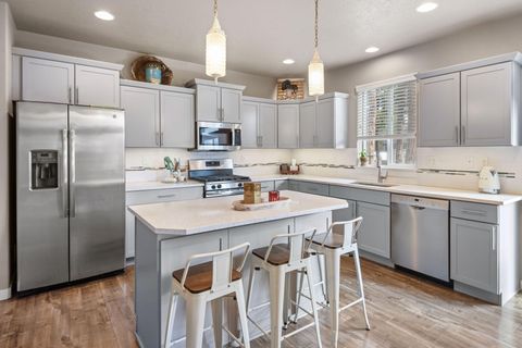 Tiny photo for 746 N Roundhouse Court, Sisters, OR 97759 (MLS # 220212390)