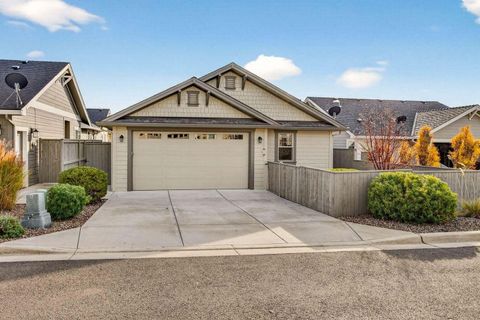 Tiny photo for 3957 Shamrock Drive, Medford, OR 97504 (MLS # 220214811)