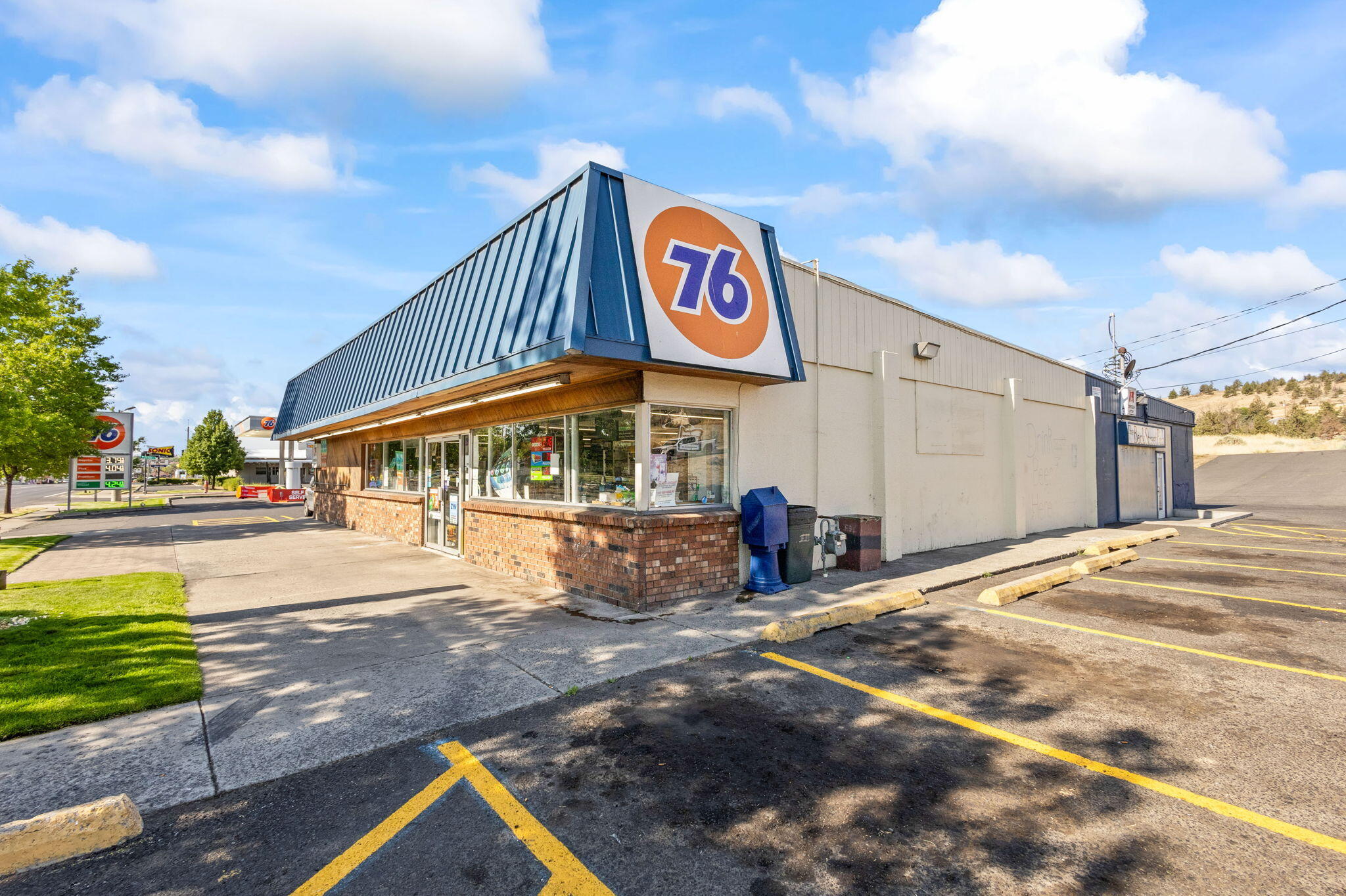 Main image without alt text