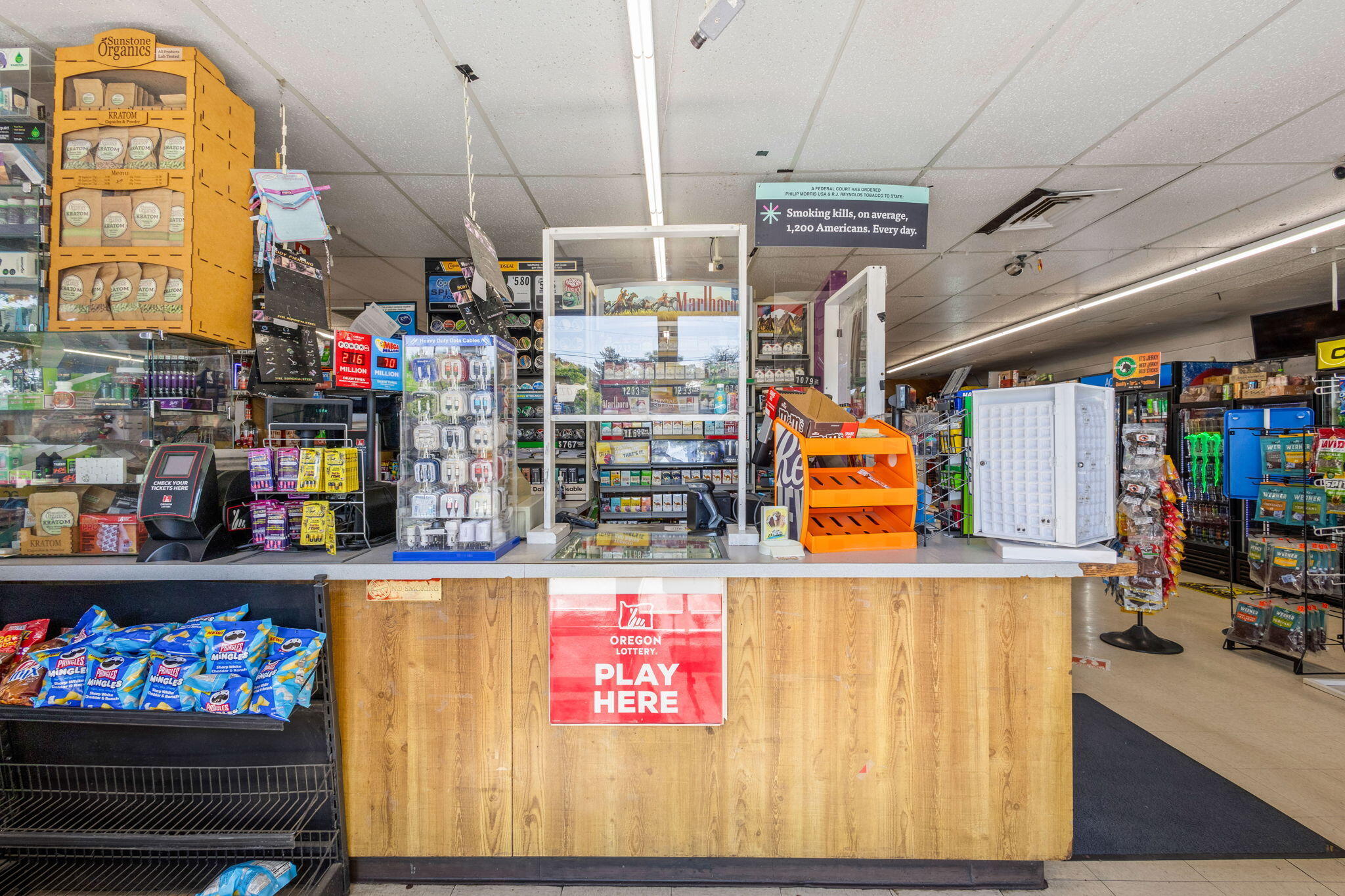 Main image without alt text