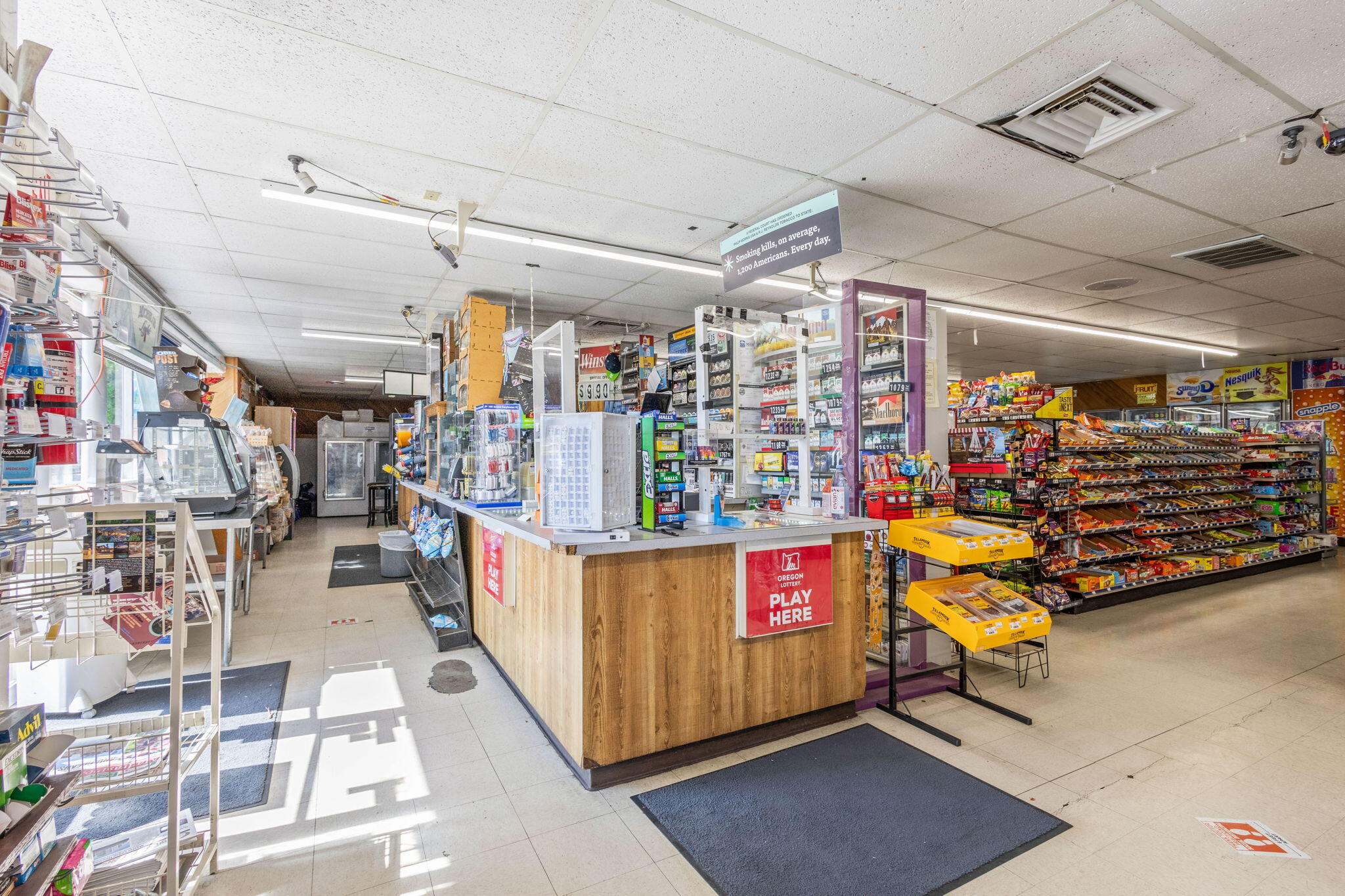 Main image without alt text