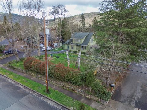 953 NE 9th Street Grants Pass OR 97526