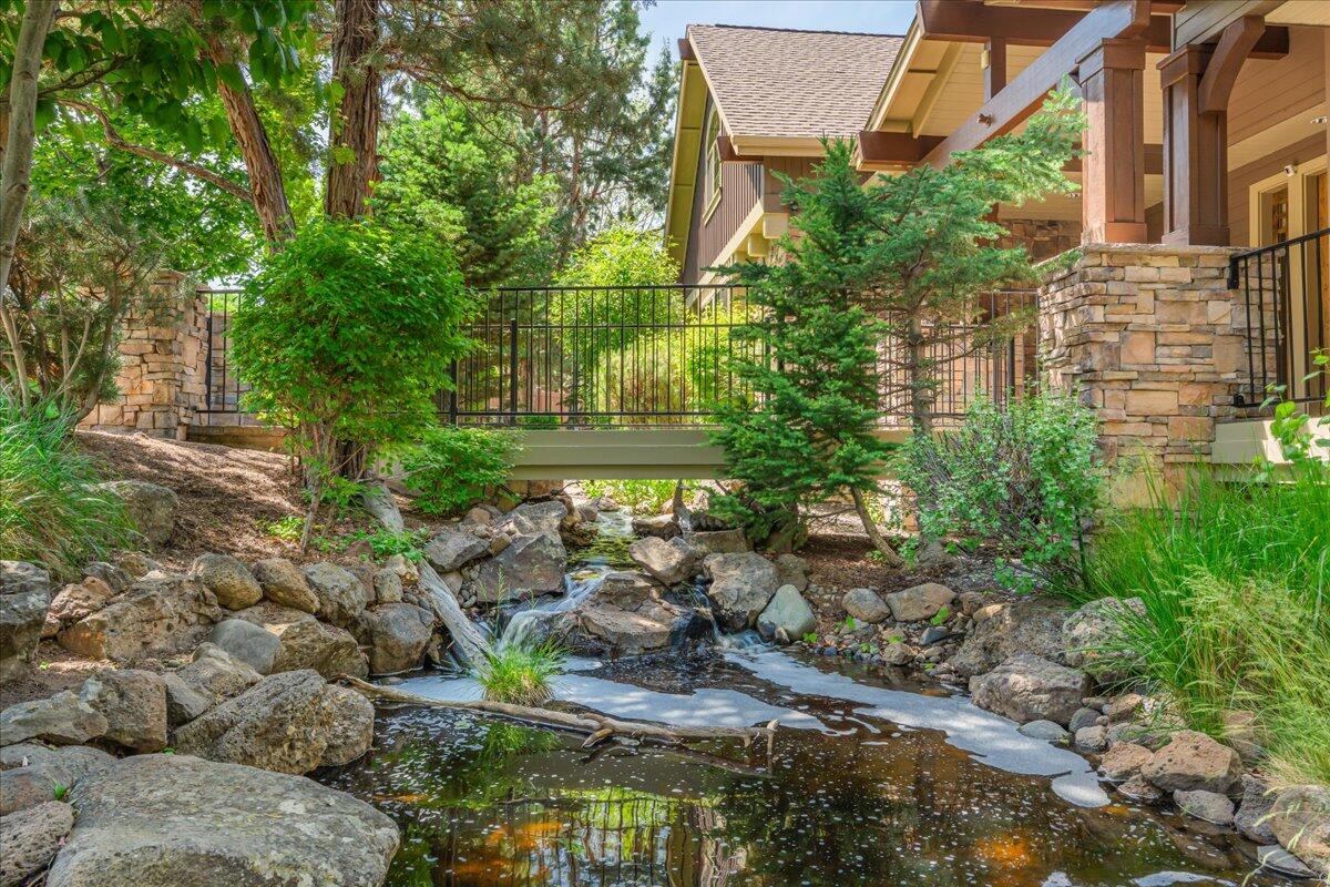 882 NW Haleakala Way