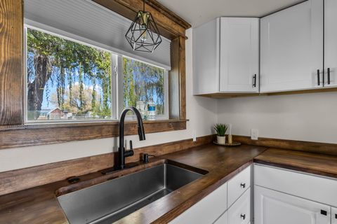 Tiny photo for 847 C Avenue, Terrebonne, OR 97760 (MLS # 220220228)