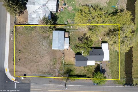 Tiny photo for 847 C Avenue, Terrebonne, OR 97760 (MLS # 220220228)