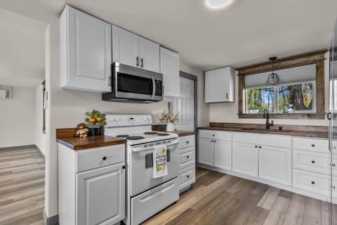 Tiny photo for 847 C Avenue, Terrebonne, OR 97760 (MLS # 220220228)