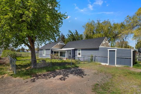Photo of 847 C Avenue, Terrebonne, OR 97760 (MLS # 220220228)
