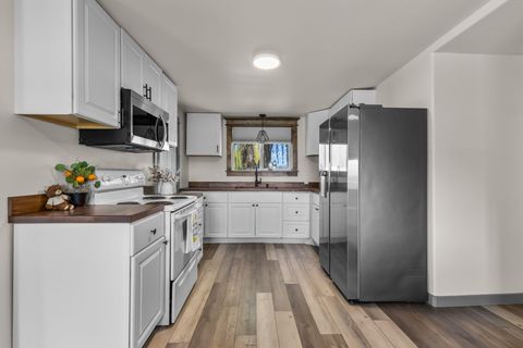 Tiny photo for 847 C Avenue, Terrebonne, OR 97760 (MLS # 220220228)